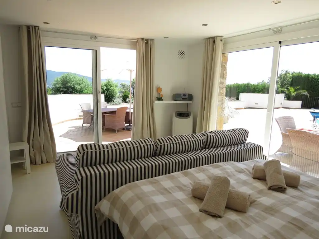 Studio directement sur la terrasse, avec entrée privée. Avec sommier tapissier de luxe 2 pp, canapé-lit supplémentaire, salle de bain privée et doubles portes coulissantes donnant sur la terrasse avec piscine. Climatisation.