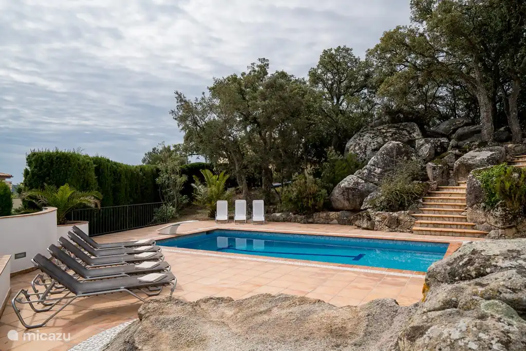 Piscine avec marches en pierre et tremplin ! Piscine de peu profonde à environ deux mètres de profondeur au tremplin. Chauffage piscine en option.