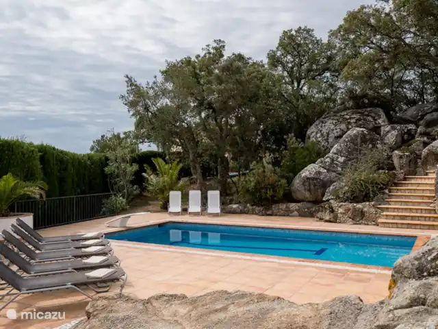 Villa Domallyse huren in Spanje, Costa Brava, Calonge - villa Zwembad met stenen inlooptrap en springplank! Zwembad van ondiep naar ongeveer twee meter diepte bij de springplank. Zwembadverwarming optioneel.