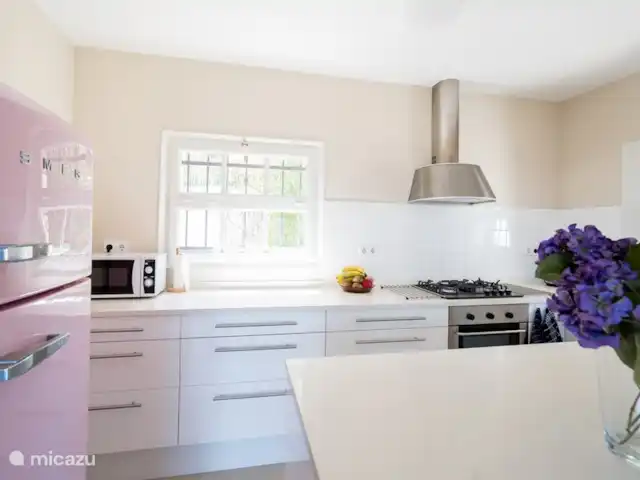 Villa Domallyse huren in Spanje, Costa Brava, Calonge - villa Keuken, met o.a. koelvriescombinatie, gasfornuis, magnetron, oven, waterkoker, koffiezetapparaat, Nespresso