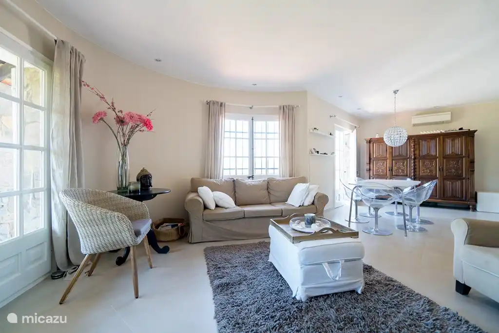 Salon. Cette villa dispose d'une connexion Wi-Fi gratuite et d'un système d'alarme.