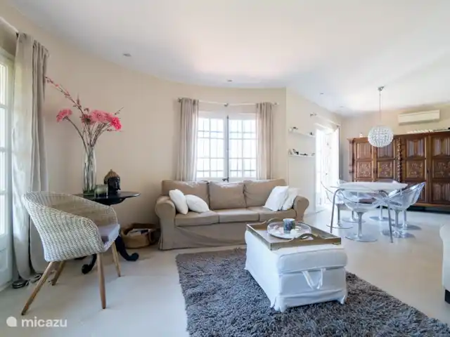 Villa Domallyse huren in Spanje, Costa Brava, Calonge - villa Huiskamer. Deze villa heeft gratis Wifi en een alarminstallatie.