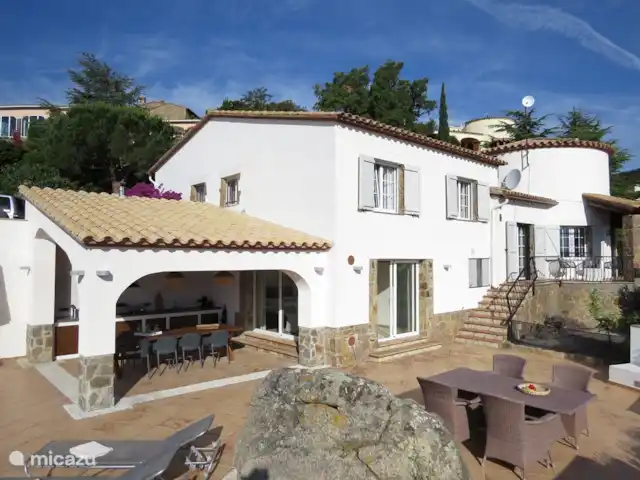 Villa Domallyse huren in Spanje, Costa Brava, Calonge - villa Mooie vrijstaande, modern ingerichte villa, op prachtige locatie in Calonge a.d Costa Brava. Fraai uitzicht over berglandschap en zee. Groot terras met privé zwembad van 8 bij 4. Luxe tuinmeubels en ligbedden bij het zwembad. TV met Nederlandse zenders. Air conditioning in alle slaapkamers.