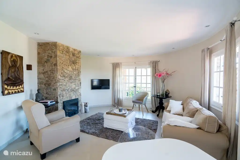 Salon avec portes françaises à la véranda à deux endroits.