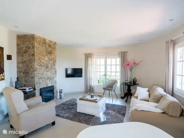 Villa Domallyse huren in Spanje, Costa Brava, Calonge - villa Huiskamer met op twee plaatsen openslaande deuren naar de veranda.