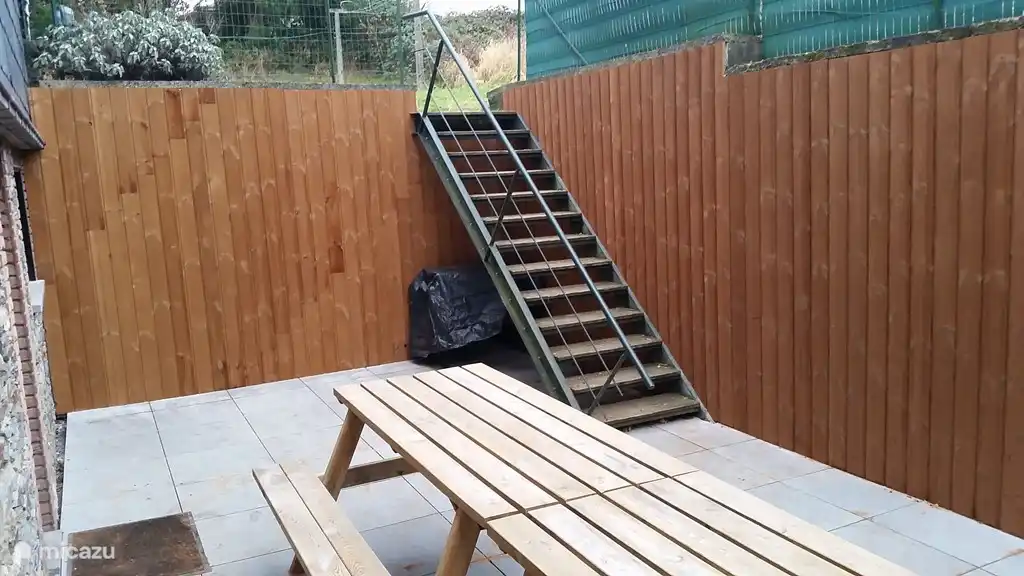 terras met trap naar de tuin