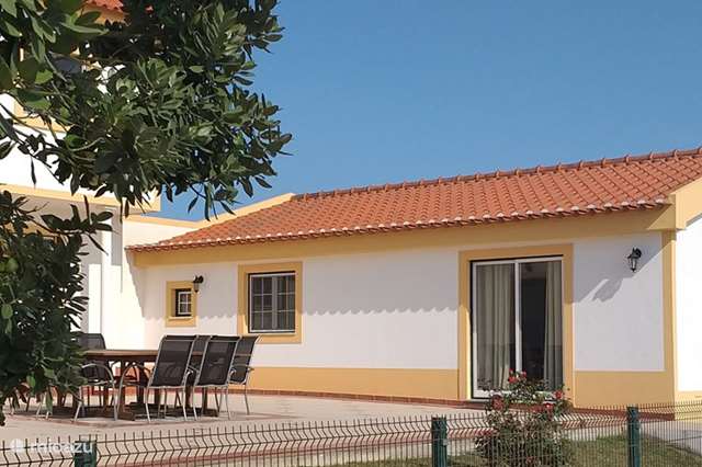 Vacation rental Portugal – holiday house Casa Entre Praias, guesthouse Tulipa