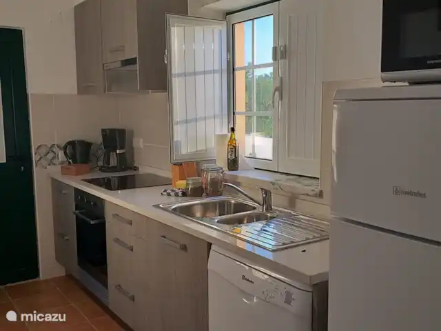 pension / guesthouse / privékamer huren in Portugal, Costa de Prata, Boa Vista – Casa Entre Praias, guesthouse Tulipa volledig ingerichte keuken