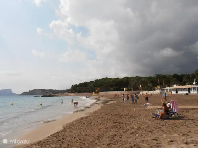 Dos Ibices | Espagne, Costa Blanca, Moraira - appartement Même avec un nuage dans le ciel, octobre 2016, il fait bon se détendre sur la plage de Moraira.