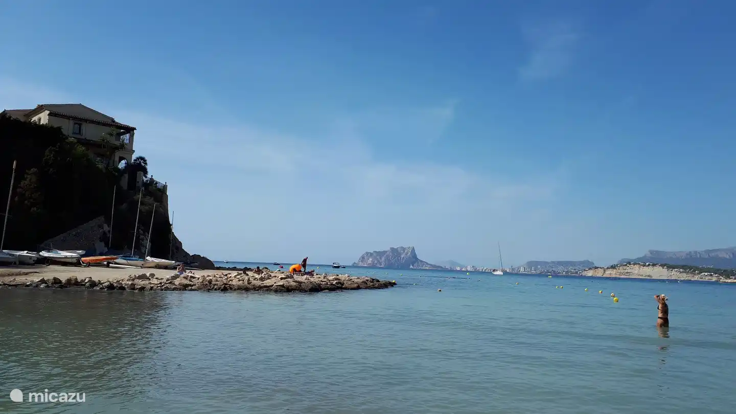 Altijd leuk bij El Portet, gezellig op het terras of heerlijk in het water.