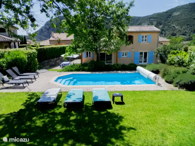 Villa Beau Rêve avec piscine privée | France, Ardèche, Vallon-Pont-d'Arc - villa Terrasse autour de la piscine pour profiter du soleil ou se rafraîchir à l'ombre fraîche.