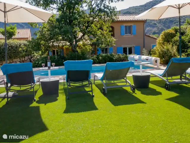 Villa Beau Rêve avec piscine privée | France, Ardèche, Vallon-Pont-d'Arc - villa Profitez du soleil sur la spacieuse terrasse à l'étage.