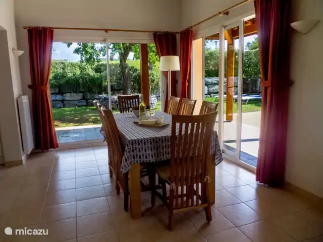 Villa Beau Rêve avec piscine privée | France, Ardèche, Vallon-Pont-d'Arc - villa Vue sur le jardin depuis le coin repas