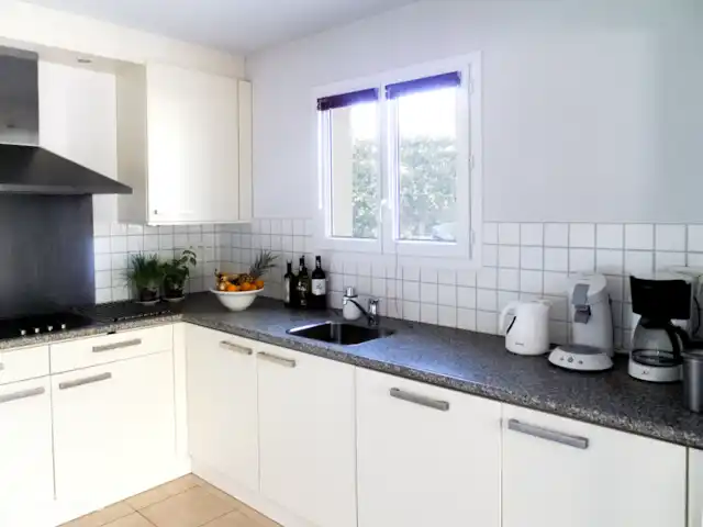 Villa Beau Rêve avec piscine privée | France, Ardèche, Vallon-Pont-d'Arc - villa Cuisine équipée de tout le confort moderne : lave-vaisselle, réfrigérateur, plaque vitrocéramique, combi four/micro-onde.