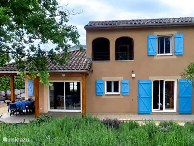 Villa Beau Rêve avec piscine privée | France, Ardèche, Vallon-Pont-d'Arc - villa Terrasse derrière la villa, vous pourrez vous installer au soleil sur la partie haute ou à la fraîcheur de l'ombre sous le chêne.