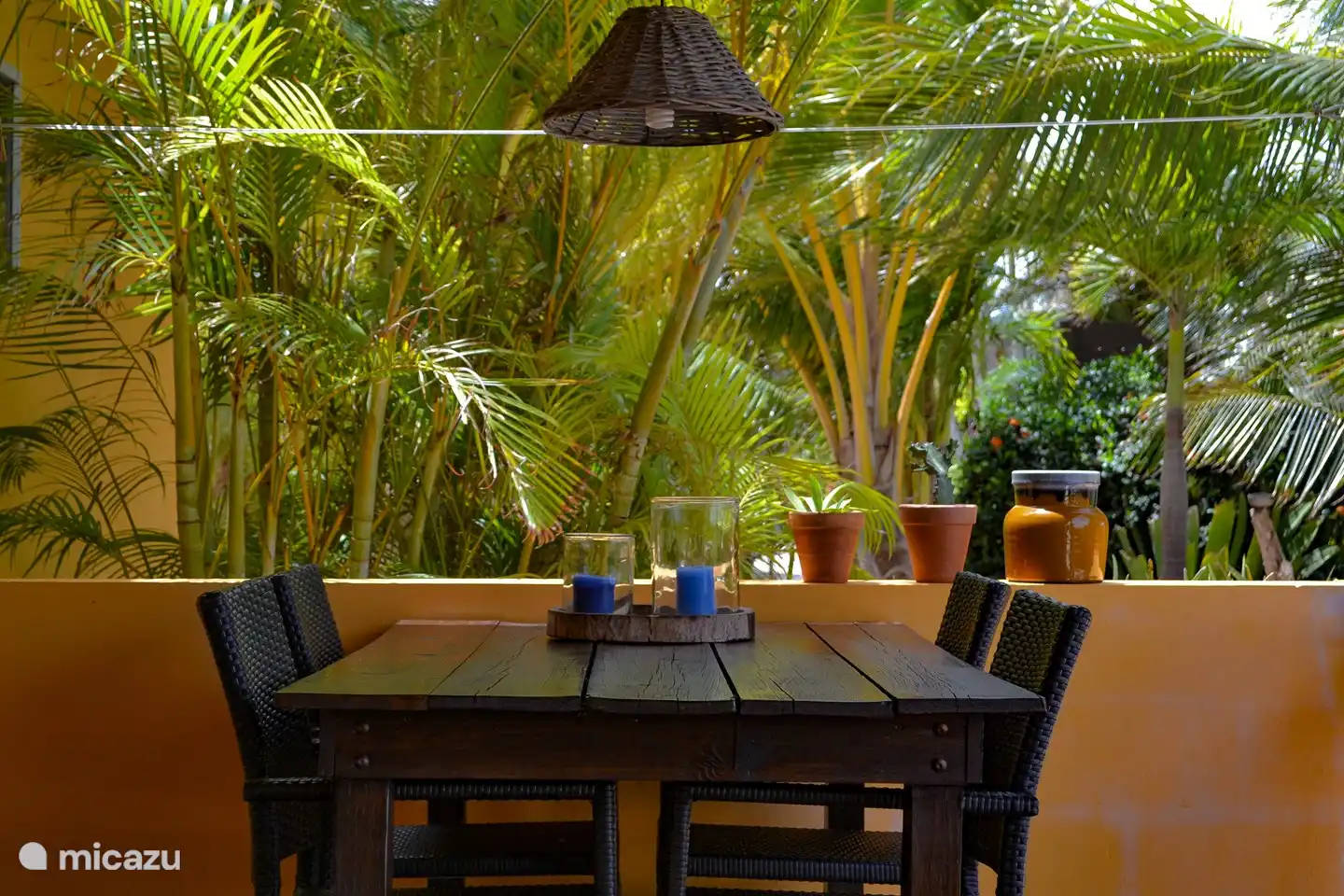 Mesa de comedor en la terraza.