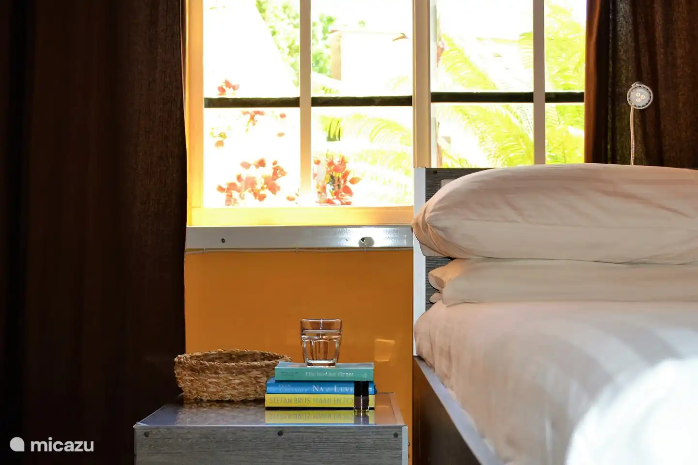 Dormitorio con dos camas individuales y aire acondicionado.