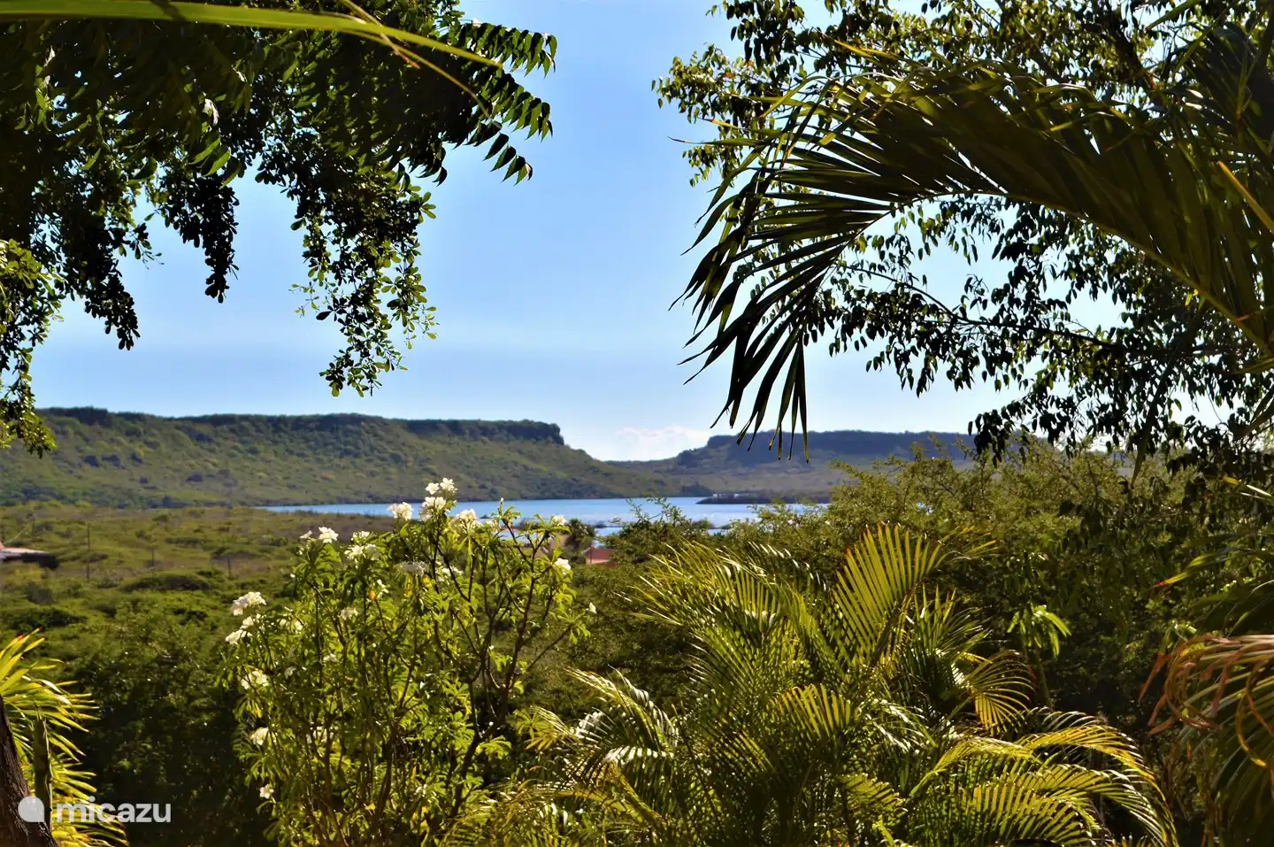 Las salinas de Jan Kok, vistas desde el jardín.