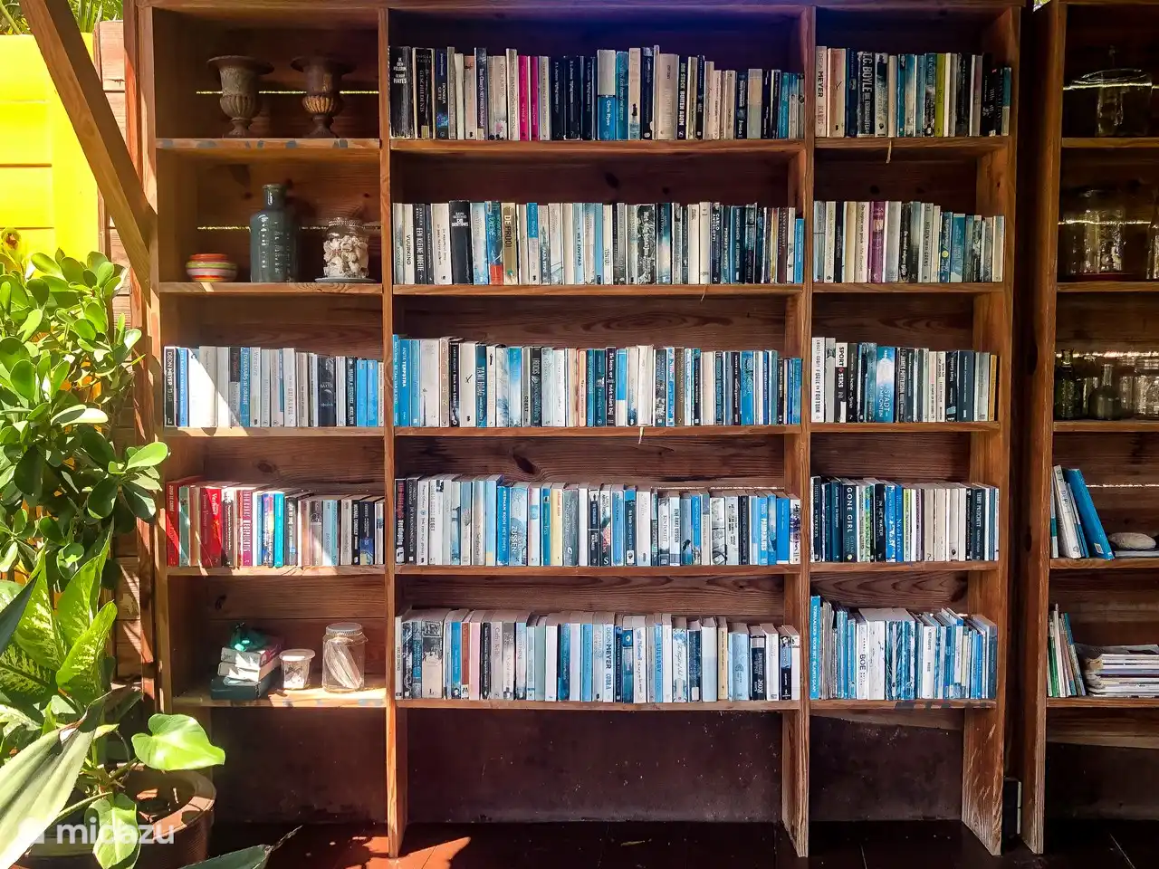 Pequeña biblioteca en la cocina comunitaria al aire libre.