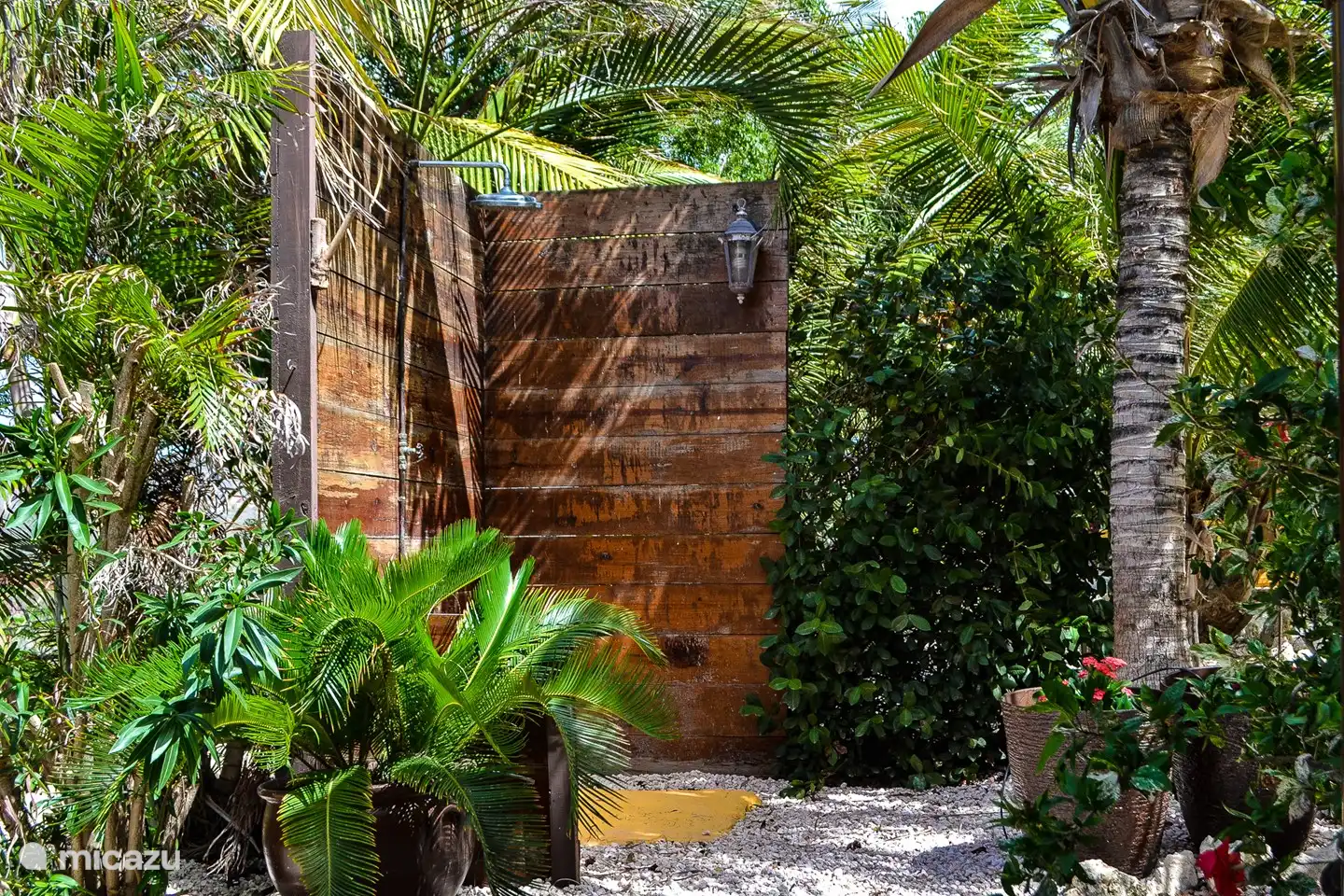 Duchas al aire libre en el jardín.