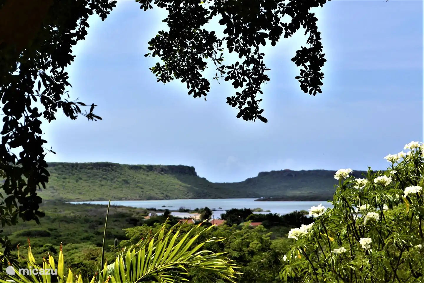 Las salinas de Jan Kok, vistas desde el jardín.