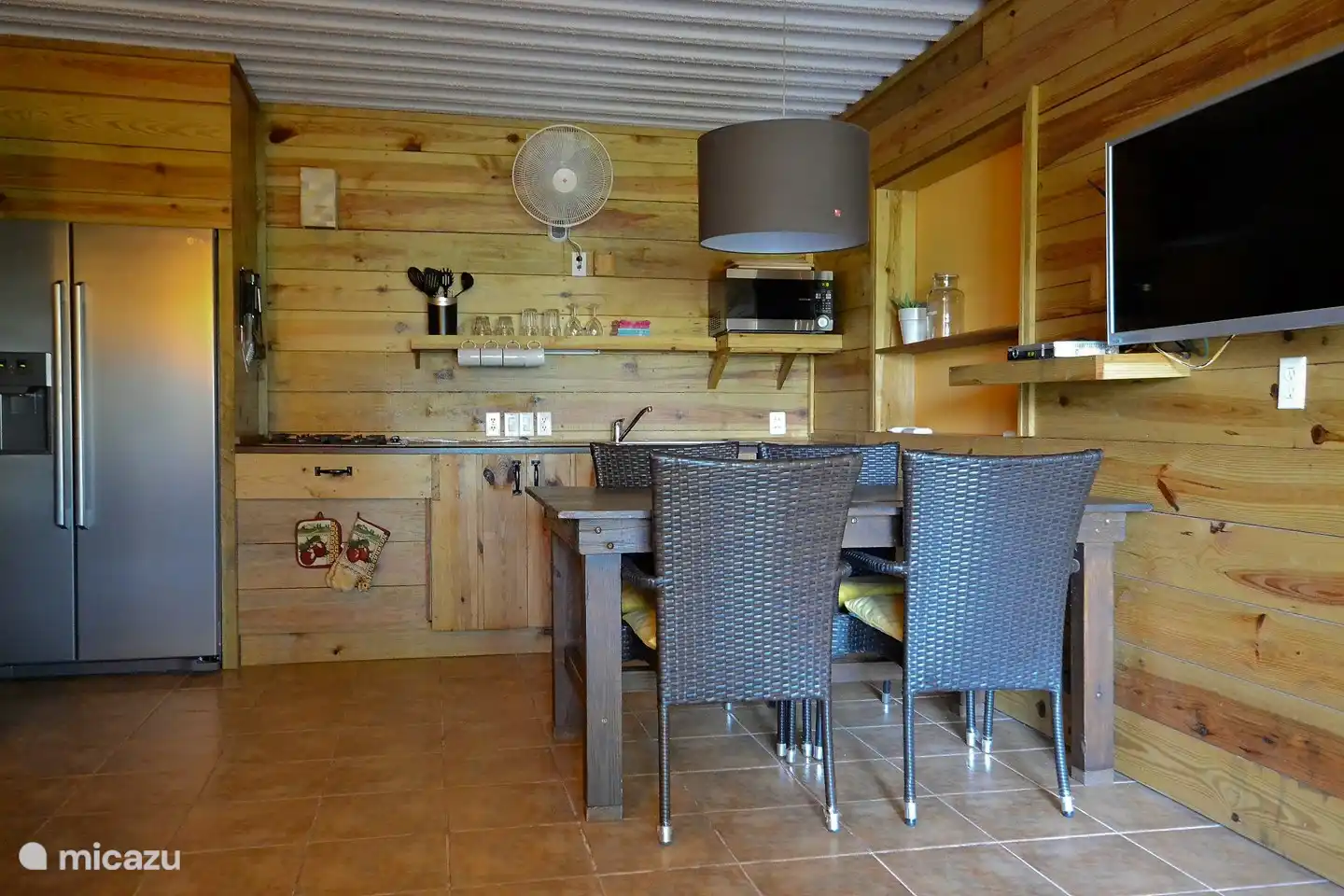 La cocina abierta está totalmente equipada con nevera / congelador de lujo, microondas, cafetera, estufa, hervidor de agua, etc.