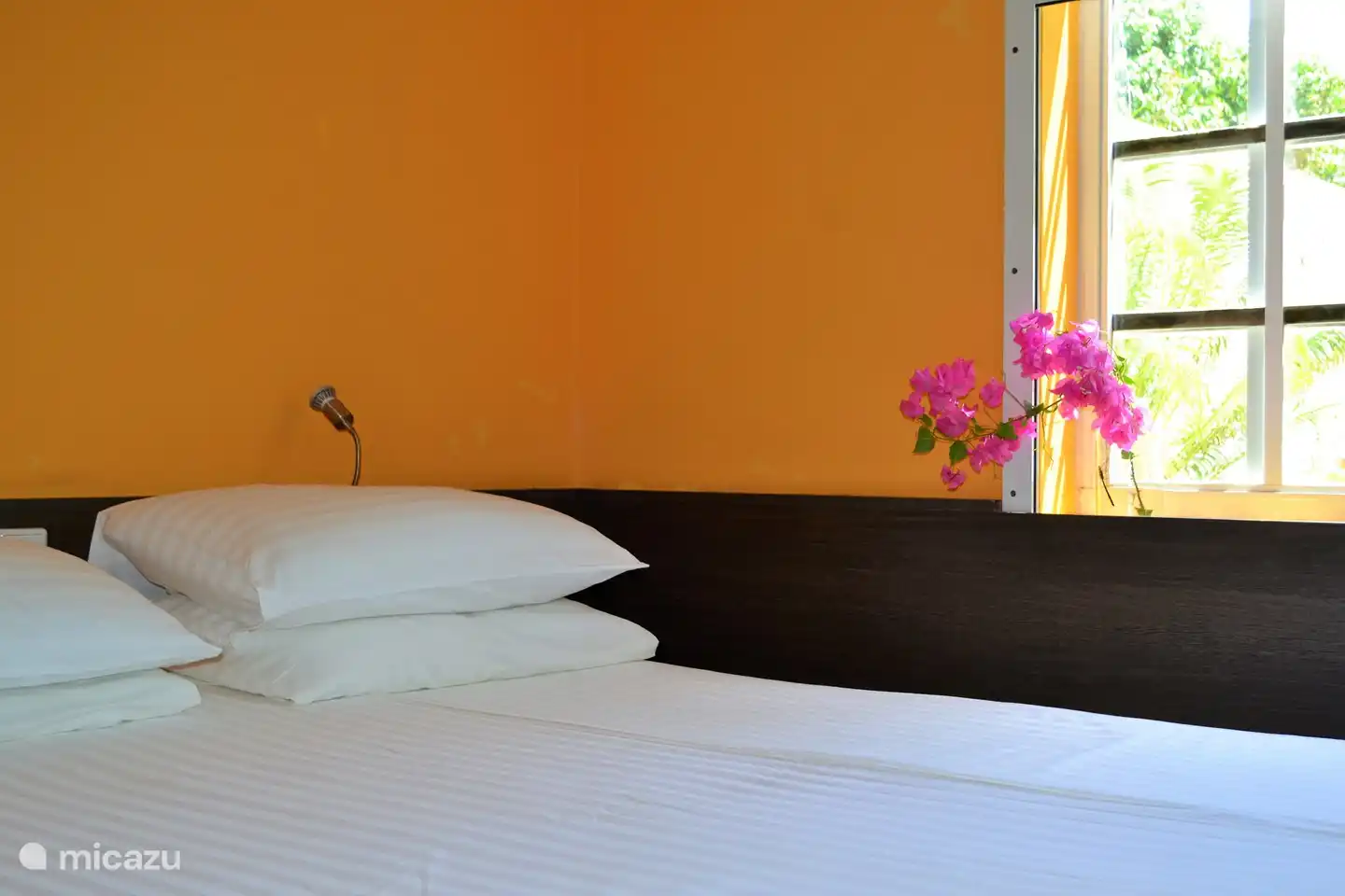 Dormitorio con cama doble y aire acondicionado.