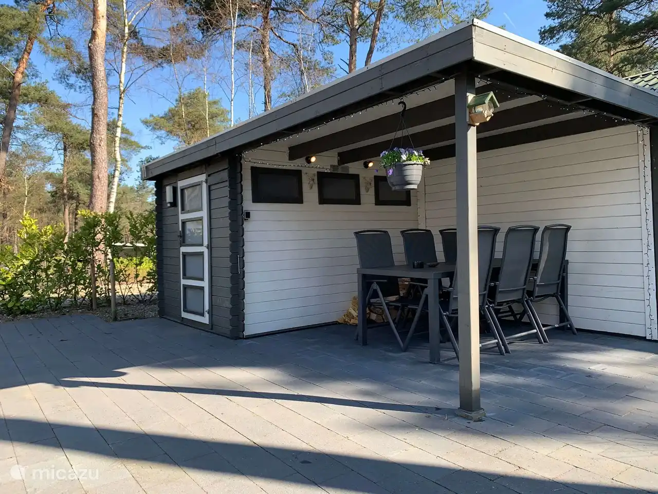 Schuurtje met overkapping, heerlijk beschut. Deze tuinset staat nu in de tuin.