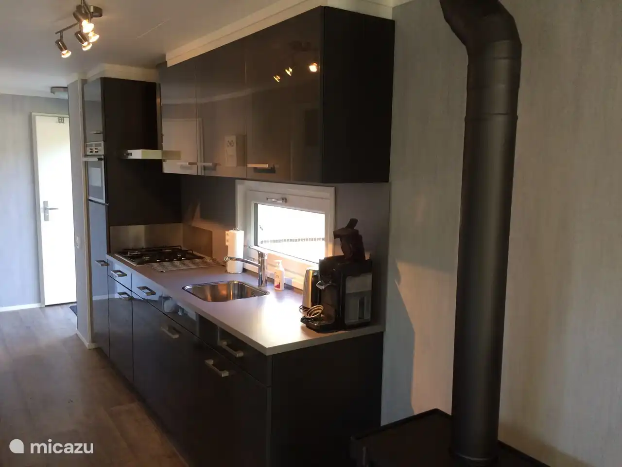 Compleet ingerichte luxe keuken met vaatwasser en magnetron/oven.