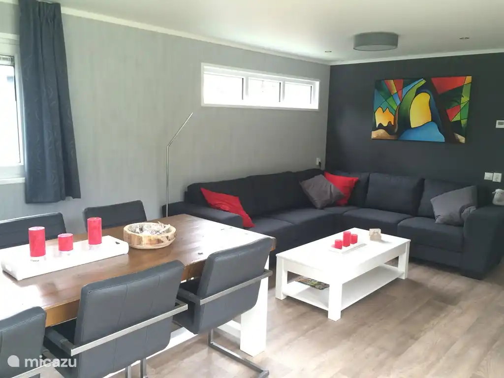 Een gezellig ingerichte kamer.