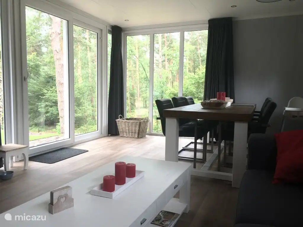 Vanuit de huiskamer hertjes spotten in het bos.