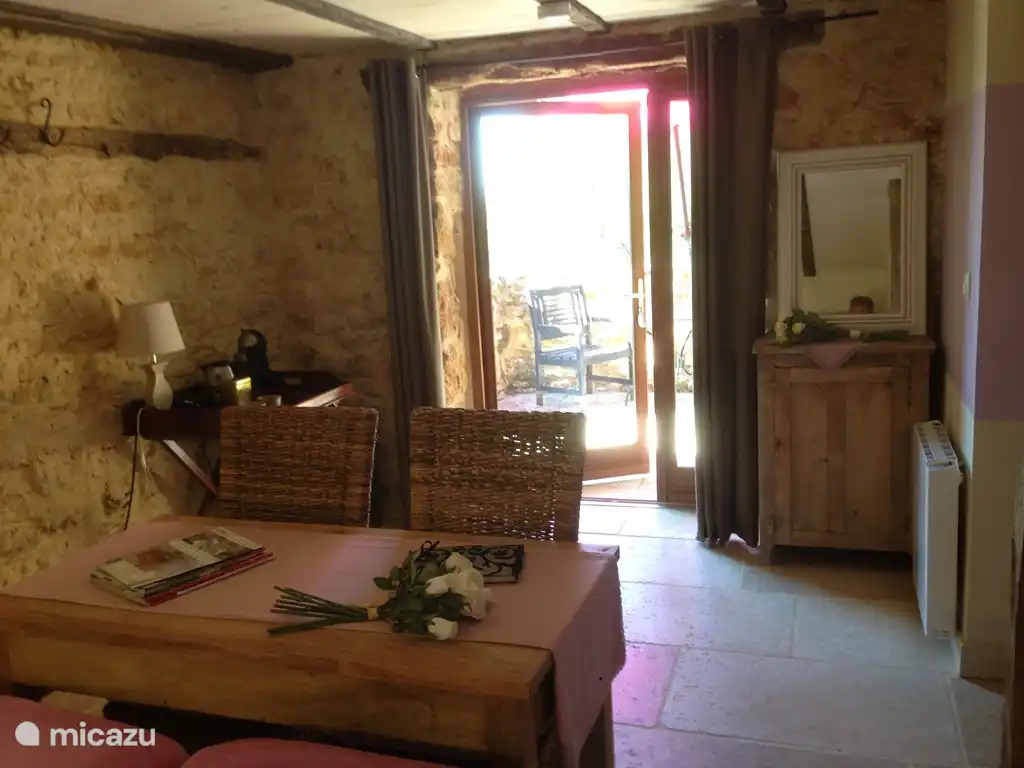 Sicht auf Terrasse mit rechts der Badtür