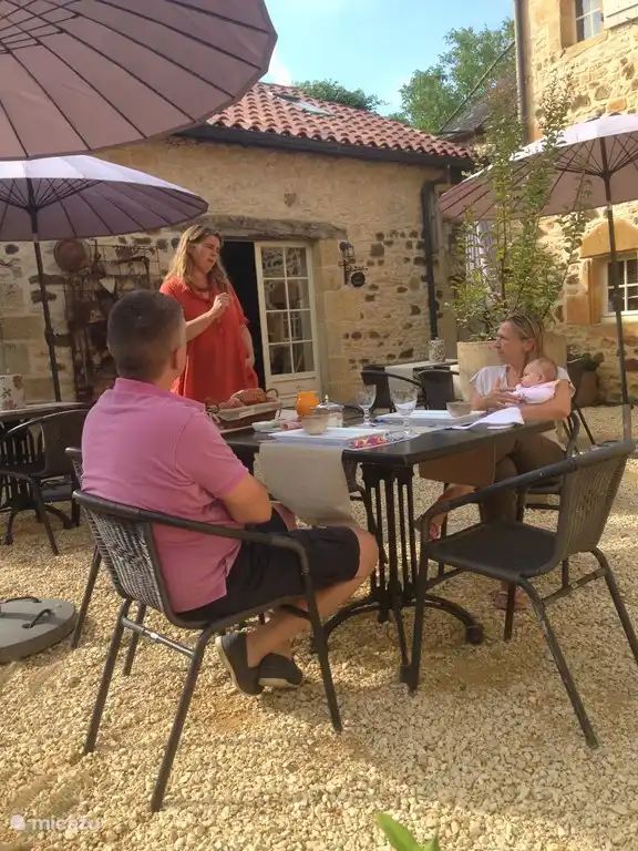 Das Frühstück wird im Innenhof serviert.