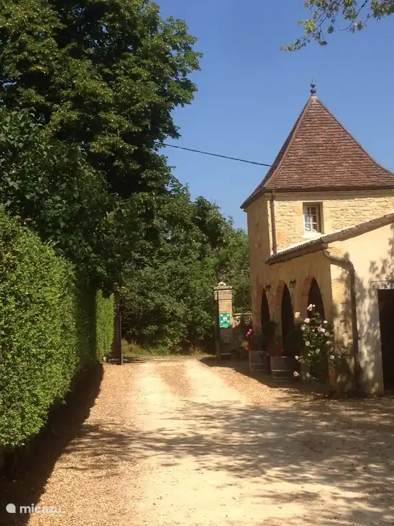 Haupttor mit Auffahrt