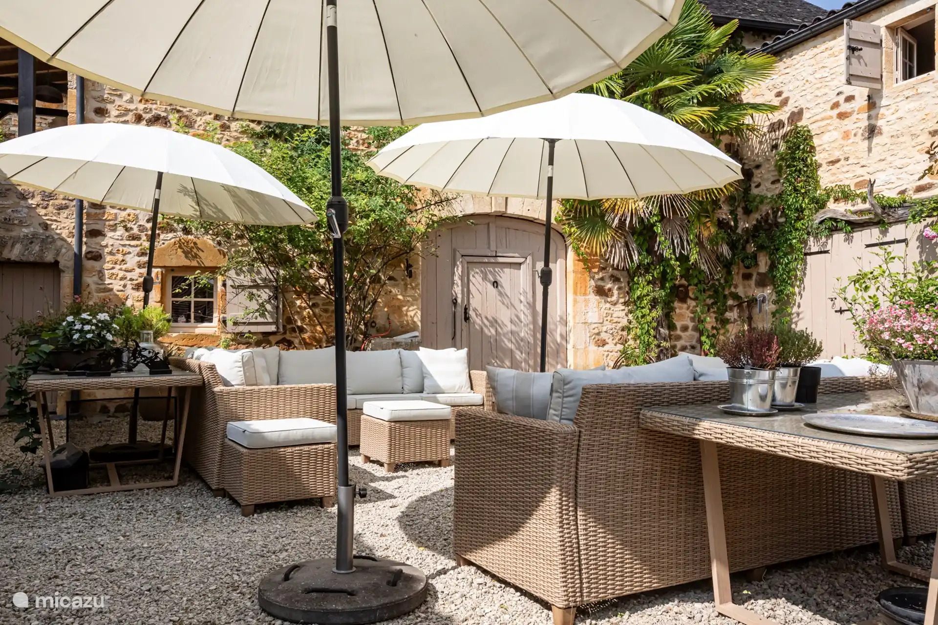 Innenhof mit Loungebereich (WLAN + Kaffee)