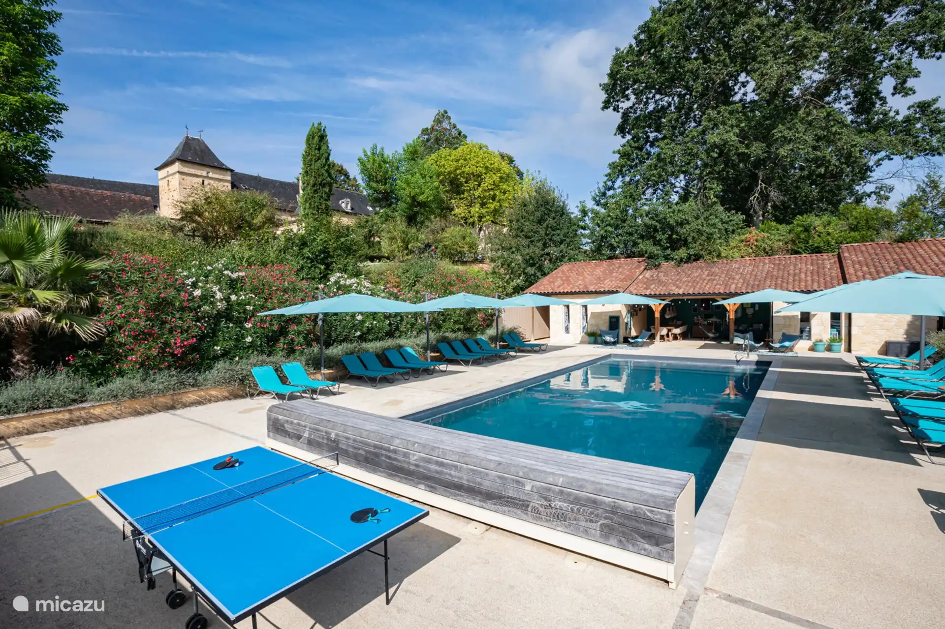 Schwimmbad mit Poolhaus