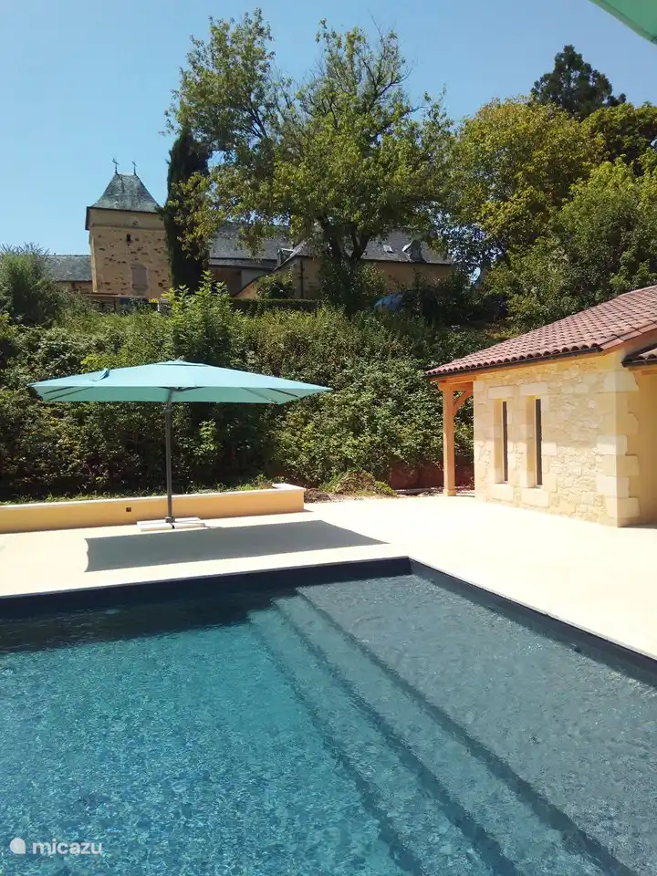 Swimmingpool mit erweitertem erstem Treppenstufe (Strand)