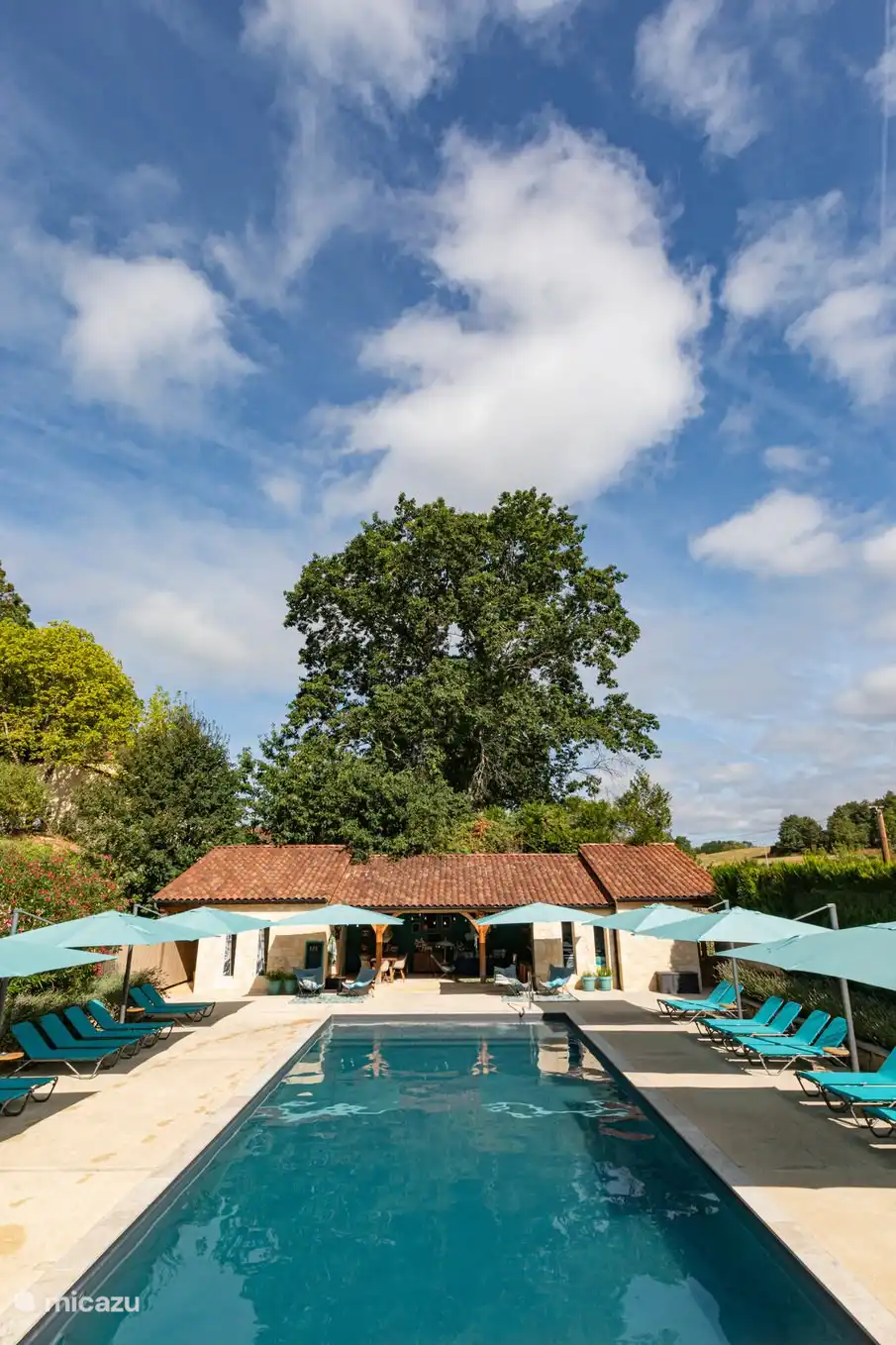 Schwimmbad und Poolhaus