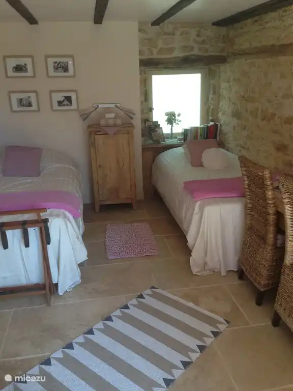 Schlafzimmer mit zwei Betten separat angeordnet