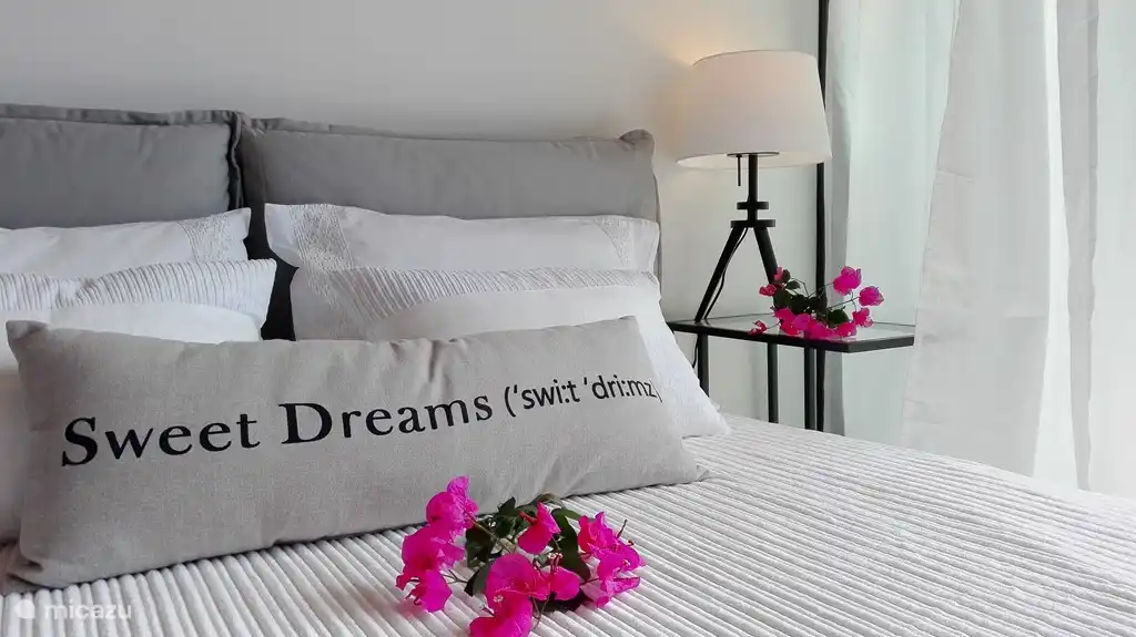 Gut schlafen in einem neuen Bett, unter dem Orangenbaum ...