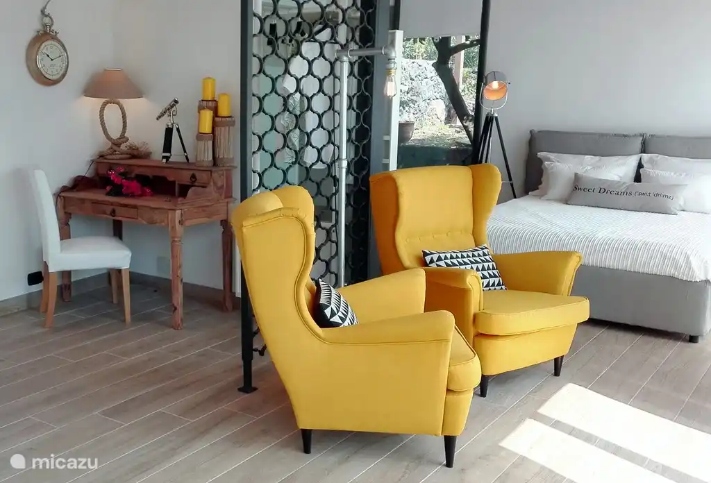 Die gelben Sessel erinnern an die Zitronen im Garten.