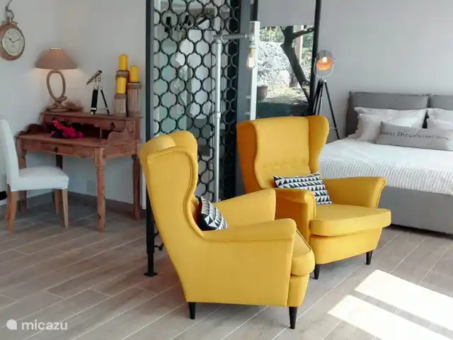 Casa Oliva Nera- Lemon Suite huren in Italië, Sicilië, Acireale - appartement De gele fauteuils met een knipoog naar de citroenen in de tuin.