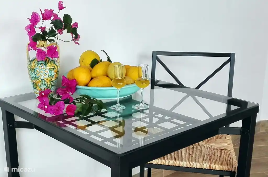 Frühstückstisch für 2 und gnieten leckere hausgemachte Limoncello und arancello!