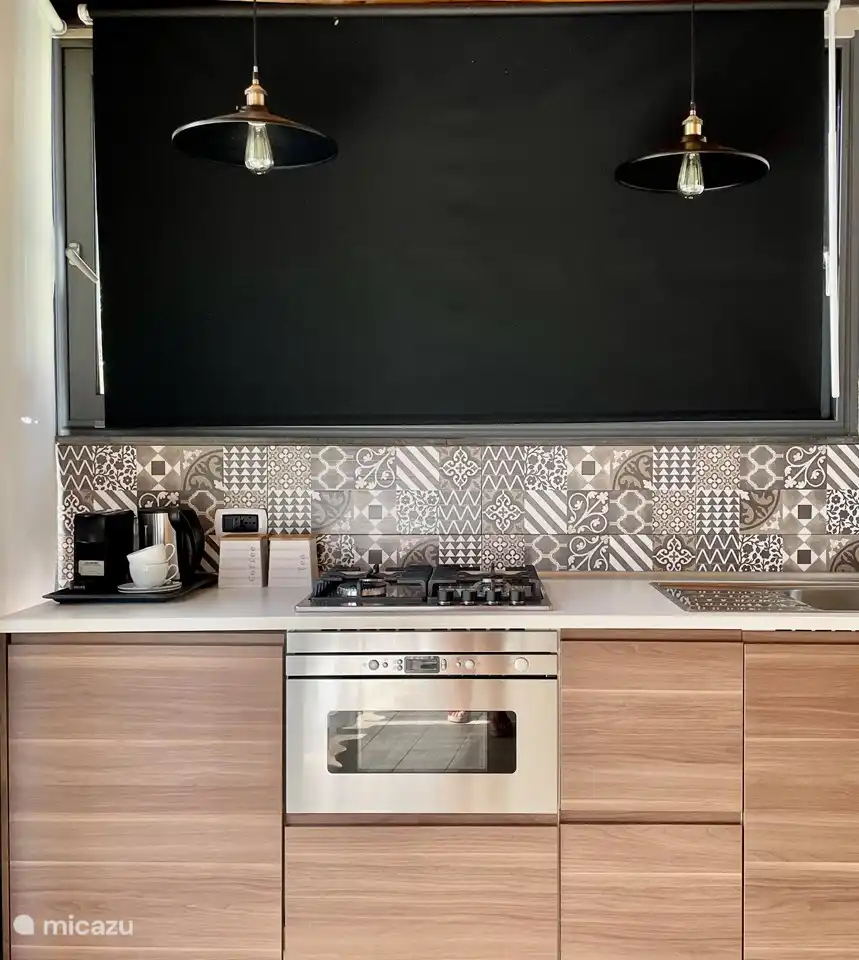 Moderne Küche mit Nespresso-Maschine, Kombibackofen und Wasserkocher