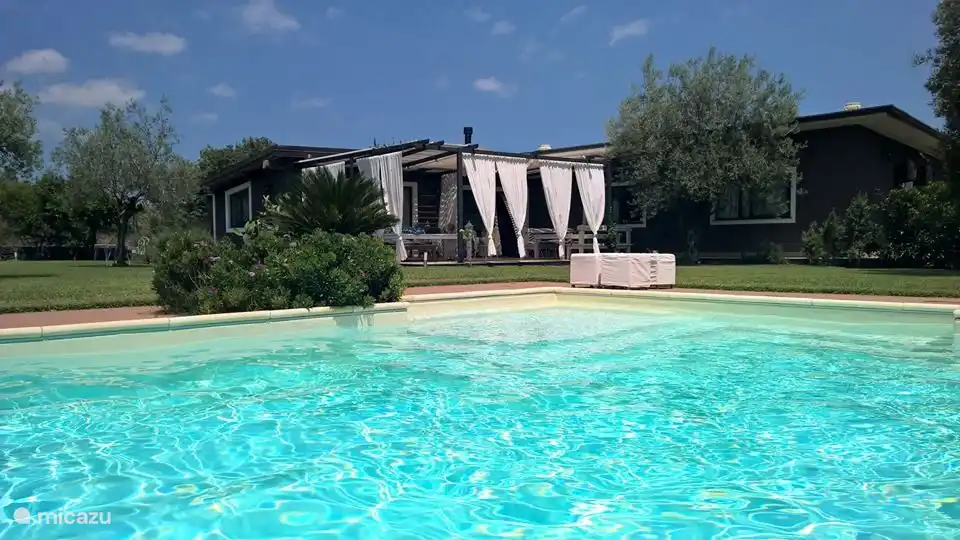 Casa Oliva Nera, das Haupthaus auf demselben Grundstück, mit Gästezimmer Etna Zimmer auf der linken Seite. Mit einem schönen Schwimmbad, das Sie oft für sich alleine haben!