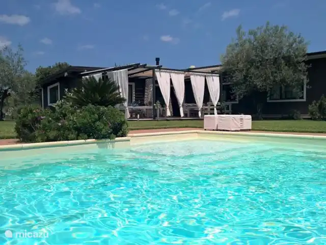 Casa Oliva Nera- Lemon Suite huren in Italië, Sicilië, Acireale - appartement Casa Oliva Nera het hoofdhuis op hetzelfde terrein met links gastenkamer Etna Room. Met heerlijk zwembad wat u vaak voor u zelf heeft!