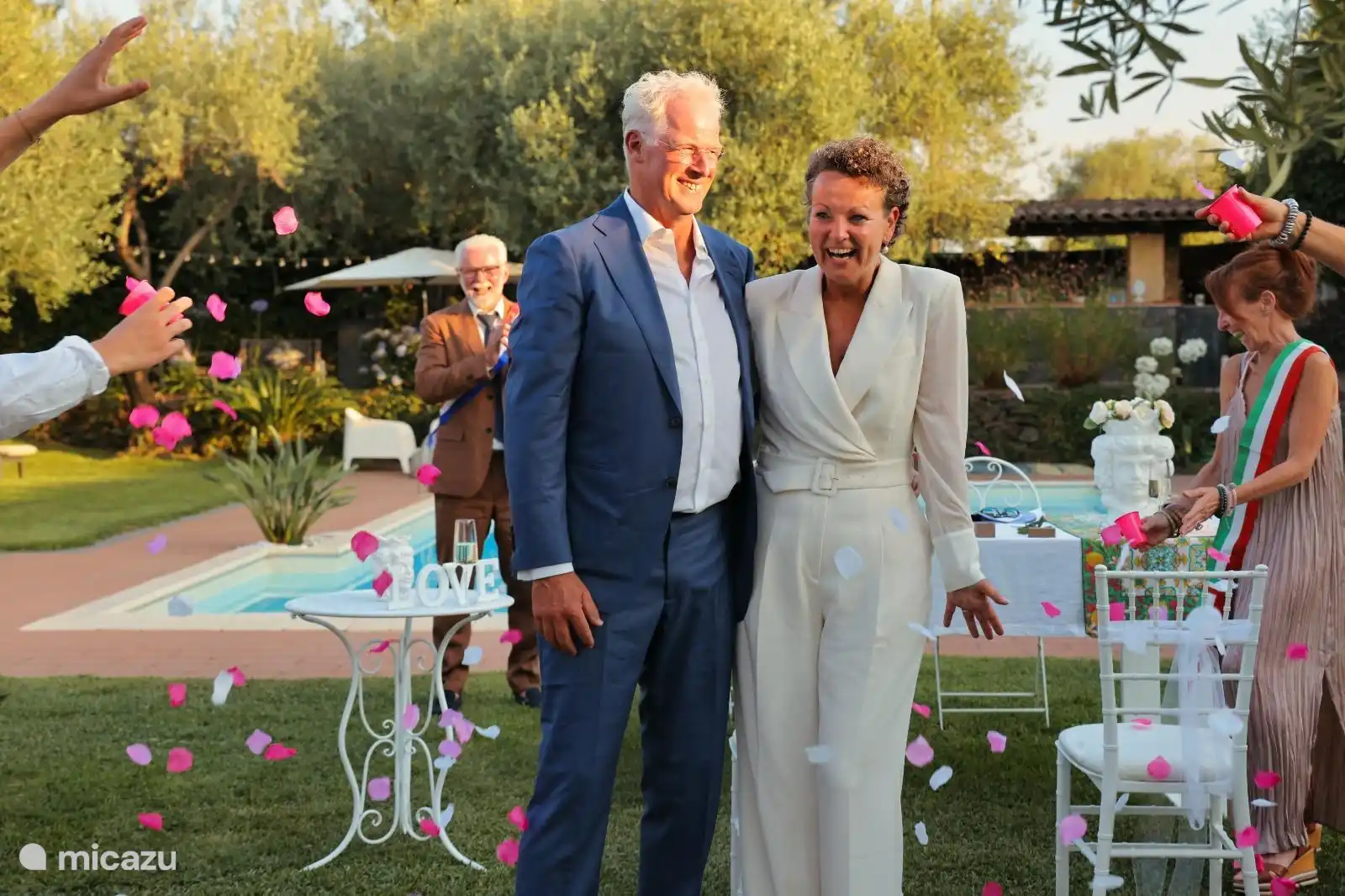 Heiraten in Sizilien im Sommergarten der Casa Oliva Nera, intim, romantisch und ganz nach Ihren Wünschen und Ihrem Budget... Viva gli sposi, Es lebe das Brautpaar|!
Organisation; F&B, Zeremonie, Rede, Dolmetscher ita- nl, Unterkunft Gäste, Wochenend-/Wochenprogramm, Transfers 