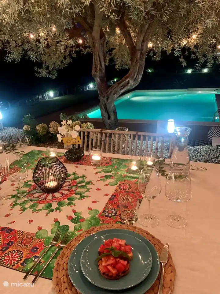 Romantisches Abendessen bei Kerzenschein und Blick auf den Pool