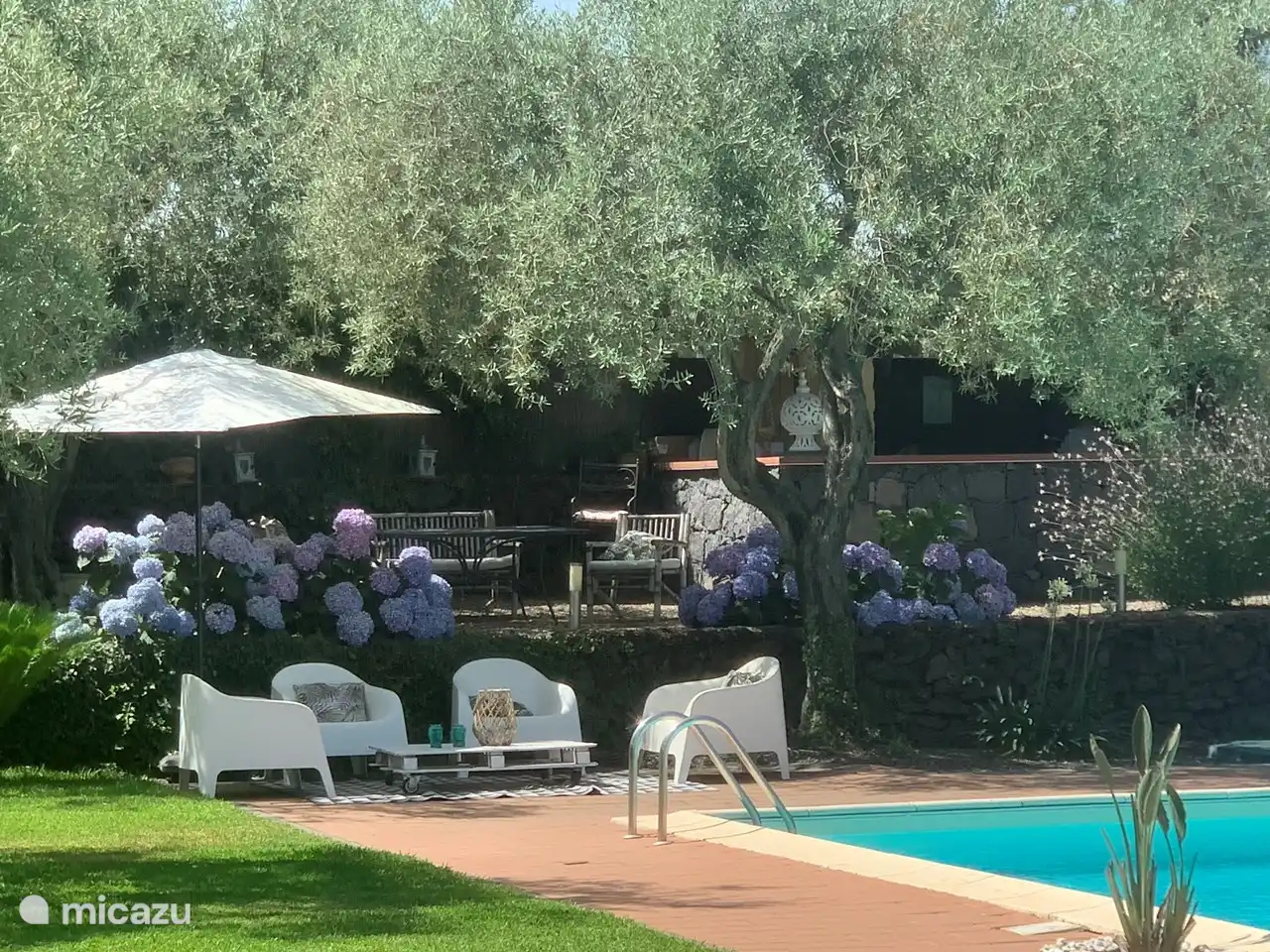 Schattiges Plätzchen am Pool