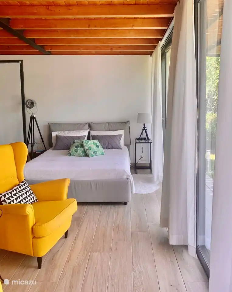 In engem Kontakt mit der Natur das Leben draußen mit offenen Schiebetüren genießen!